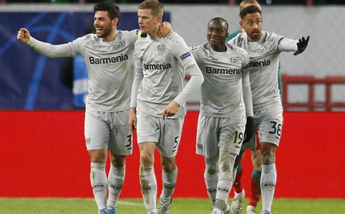Leverkusen darf auch dank Sven Bender (2.v.l) im Europapokal überwintern. Foto: Alexander Zemlianichenko/AP/dpa