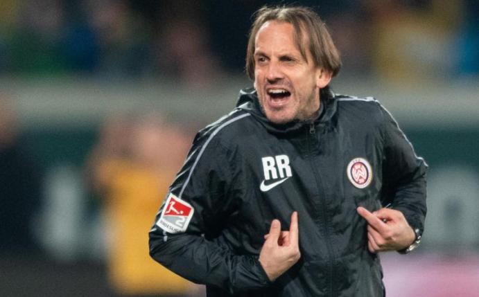 Der Trainer von SV Wehen Wiesbaden, Rüdiger Rehm, regt sich bei der Partie in Dresden auf. Foto: Robert Michael/zb/dpa