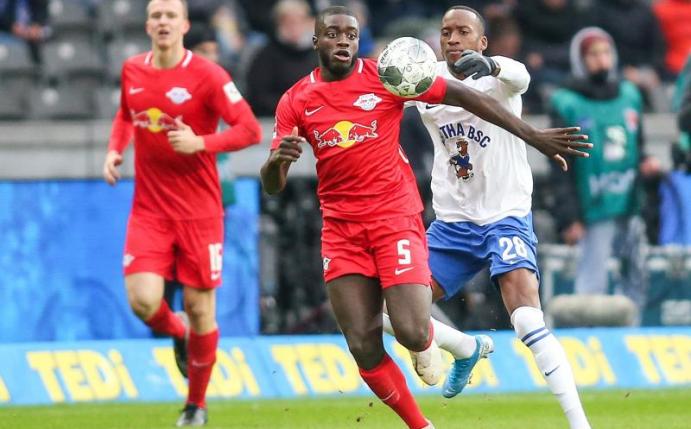 Spielt gegen Benfica Lissabon von Anfang an: Dayot Upamecano. Foto: Andreas Gora/dpa