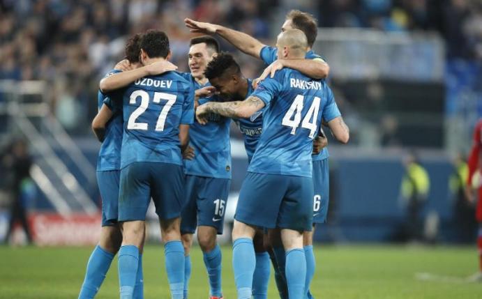 Zenit-Spieler jubeln über ihr zweites Tor. Foto: Dmitri Lovetsky/AP/dpa