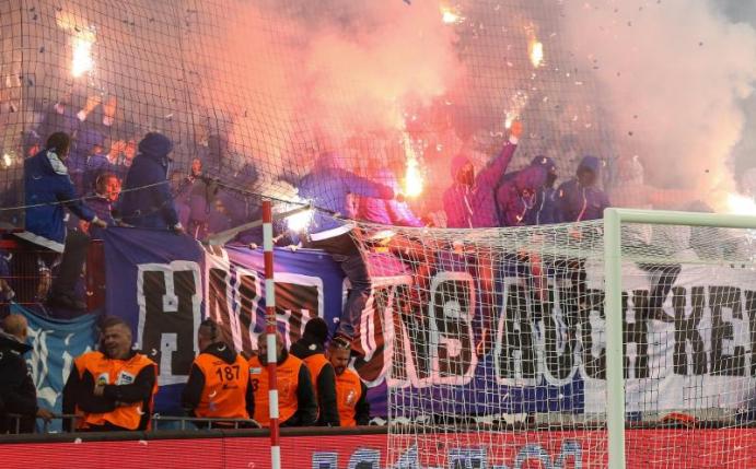Hertha-Fans zünden im Fanblock Pyrotechnik. Foto: Andreas Gora/dpa