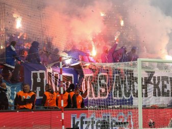 Hertha-Fans zünden im Fanblock Pyrotechnik. Foto: Andreas Gora/dpa Hertha-Fans zünden im Fanblock Pyrotechnik. Foto: Andreas Gora/dpa