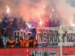 Hertha-Fans zünden im Fanblock Pyrotechnik. Foto: Andreas Gora/dpa