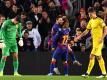 Zwischen Dortmunds geschlagenem Torhüter Roman Bürki (l) und Julian Weigl (r) feiert Lionel Messi (M) seinen Treffer zum 2:0 für den FC Barcelona mit Antoine Griezmann. Foto: Marius Becker/dpa