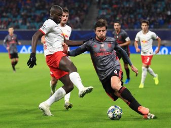 Leipzigs Dayot Upamecano (l) und Benficas Ruben Dias kämpfen um den Ball. Foto: Jan Woitas/dpa Leipzigs Dayot Upamecano (l) und Benficas Ruben Dias kämpfen um den Ball. Foto: Jan Woitas/dpa