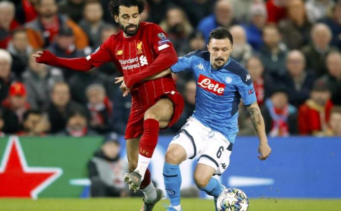Liverpools Mohamed Salah (l) und Mario Rui aus Neapel kämpfen um den Ball. Foto: Martin Rickett/PA Wire/dpa