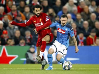 Liverpools Mohamed Salah (l) und Mario Rui aus Neapel kämpfen um den Ball. Foto: Martin Rickett/PA Wire/dpa Liverpools Mohamed Salah (l) und Mario Rui aus Neapel kämpfen um den Ball. Foto: Martin Rickett/PA Wire/dpa
