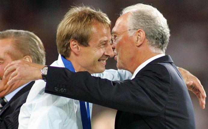 Waren beide schon Trainer des DFB-Teams und in der Bundesliga: Franz Beckenbauer (r) umarmt Jürgen Klinsmann. Foto: Patrick Seeger/dpa