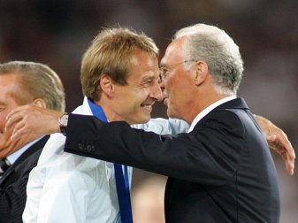 Waren beide schon Trainer des DFB-Teams und in der Bundesliga: Franz Beckenbauer (r) umarmt Jürgen Klinsmann. Foto: Patrick Seeger/dpa Waren beide schon Trainer des DFB-Teams und in der Bundesliga: Franz Beckenbauer (r) umarmt Jürgen Klinsmann. Foto: Patrick Seeger/dpa