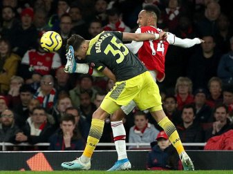 Arsenals Pierre-Emerick Aubameyang (r) im Duell mit Jan Bednarek vom FC Southampton. Foto: Yui Mok/PA Wire/dpa