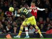 Arsenals Pierre-Emerick Aubameyang (r) im Duell mit Jan Bednarek vom FC Southampton. Foto: Yui Mok/PA Wire/dpa