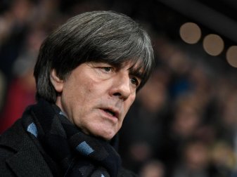 Freut sich auf die EM-Auslosung in Bukarest: Bundestrainer Joachim Löw. Foto: Tom Weller/dpa Freut sich auf die EM-Auslosung in Bukarest: Bundestrainer Joachim Löw. Foto: Tom Weller/dpa