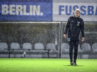 Absolvierte sein erstes Training mit Hertha BSC im Regen: Jürgen Klinsmann. Foto: Britta Pedersen/dpa-Zentralbild/dpa Absolvierte sein erstes Training mit Hertha BSC im Regen: Jürgen Klinsmann. Foto: Britta Pedersen/dpa-Zentralbild/dpa