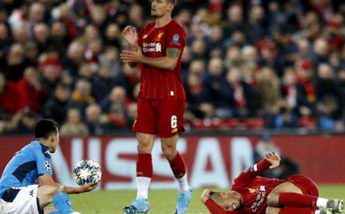 Liverpools Fabinho (l) hat sich im Champions-League-Spiel gegen den SSC Neapel verletzt. Foto: Martin Rickett/PA Wire/dpa