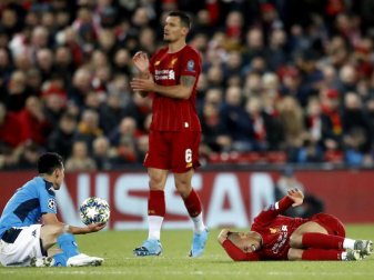 Liverpools Fabinho (l) hat sich im Champions-League-Spiel gegen den SSC Neapel verletzt. Foto: Martin Rickett/PA Wire/dpa Liverpools Fabinho (l) hat sich im Champions-League-Spiel gegen den SSC Neapel verletzt. Foto: Martin Rickett/PA Wire/dpa