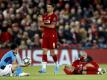 Liverpools Fabinho (l) hat sich im Champions-League-Spiel gegen den SSC Neapel verletzt. Foto: Martin Rickett/PA Wire/dpa