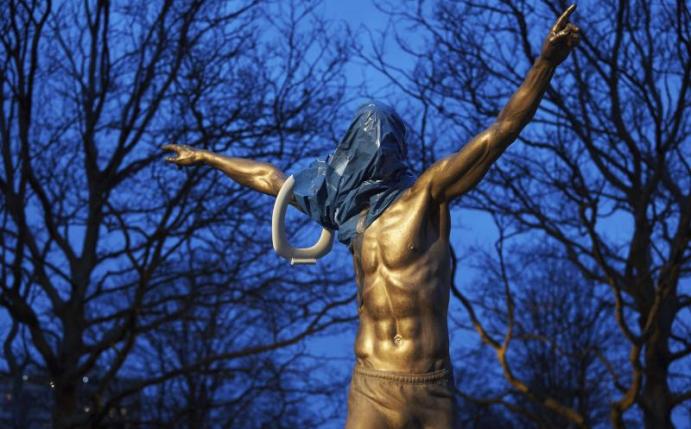 Vandalismus an der Statue von Zlatan Ibrahimovic in Malmö. Foto: Andreas Hillergren/TT News Agency/AP/dpa