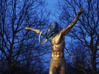 Vandalismus an der Statue von Zlatan Ibrahimovic in Malmö. Foto: Andreas Hillergren/TT News Agency/AP/dpa Vandalismus an der Statue von Zlatan Ibrahimovic in Malmö. Foto: Andreas Hillergren/TT News Agency/AP/dpa