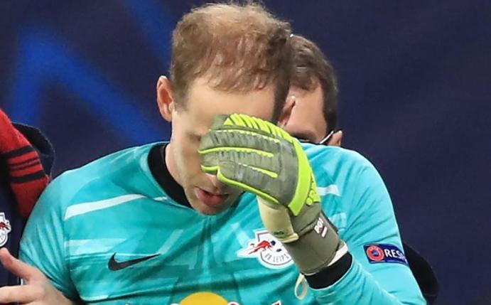 Hat sich beim Spiel gegen Benfica Lissabon eine Schädelprellung zugezogen: Leipzigs Torwart Peter Gulacsi. Foto: Jan Woitas/dpa