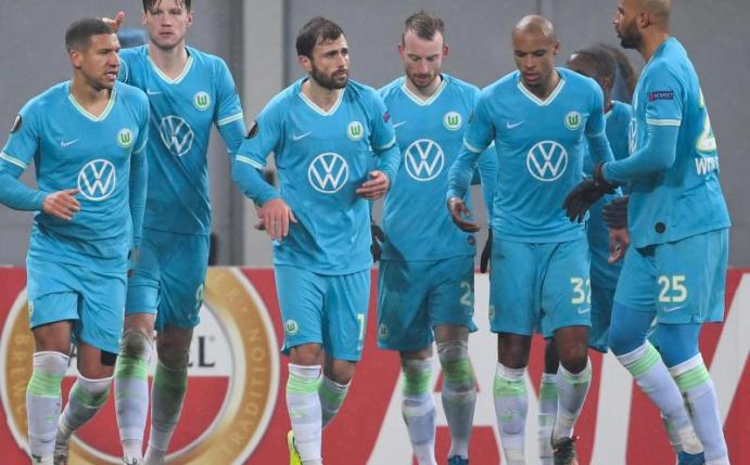 Wout Weghorst (2.vl) vom VfL Wolfsburg bejubelt sein Tor zum 1:0 gegen Olexandrija mit seinen Mannschaftskollegen. Foto: Swen Pförtner/dpa