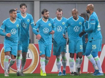 Wout Weghorst (2.vl) vom VfL Wolfsburg bejubelt sein Tor zum 1:0 gegen Olexandrija mit seinen Mannschaftskollegen. Foto: Swen Pförtner/dpa Wout Weghorst (2.vl) vom VfL Wolfsburg bejubelt sein Tor zum 1:0 gegen Olexandrija mit seinen Mannschaftskollegen. Foto: Swen Pförtner/dpa
