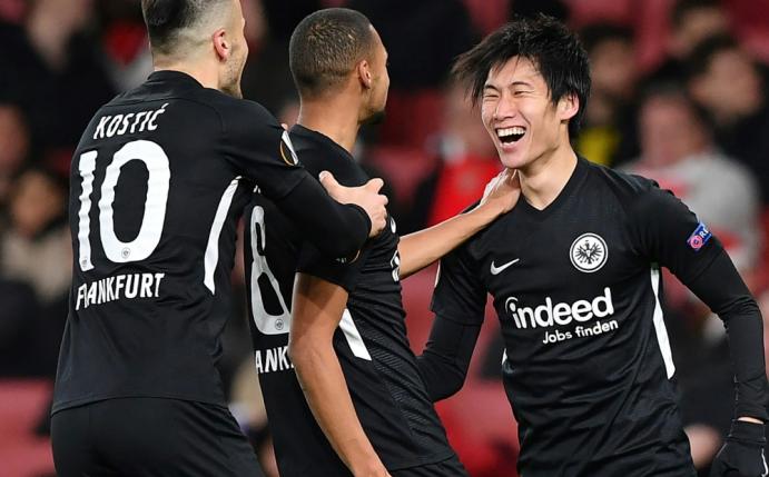 Daichi Kamada (r.) trifft doppelt gegen den FC Arsenal