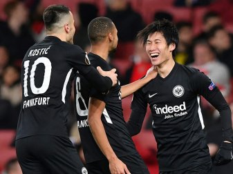 Daichi Kamada (r.) trifft doppelt gegen den FC Arsenal Daichi Kamada (r.) trifft doppelt gegen den FC Arsenal