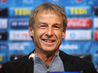 Gelingt Jürgen Klinsmann bei Hertha ein erfolgreiches Trainer-Debüt, dürfte es für BVB-Coach Favre eng werden. Foto: Andreas Gora/dpa Gelingt Jürgen Klinsmann bei Hertha ein erfolgreiches Trainer-Debüt, dürfte es für BVB-Coach Favre eng werden. Foto: Andreas Gora/dpa