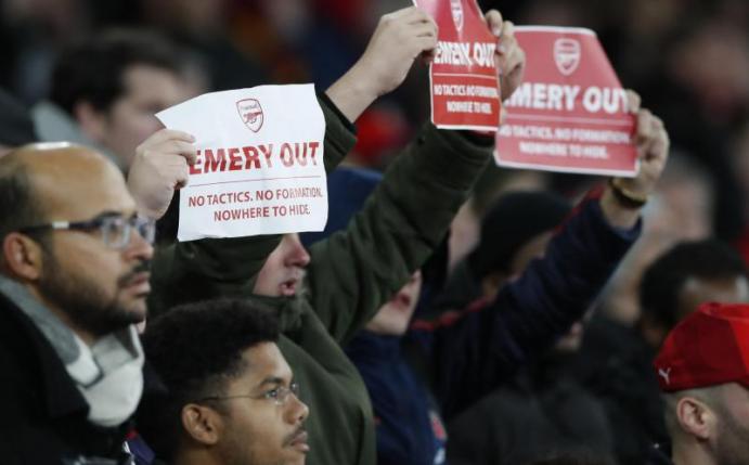 Arsenal-Fans hielten beim Spiel gegen Eintracht Frankfurt Plakate mit dem Slogan «Emery out» hoch. Foto: David Klein/CSM via ZUMA Wire/dpa