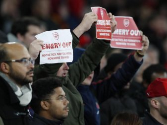 Arsenal-Fans hielten beim Spiel gegen Eintracht Frankfurt Plakate mit dem Slogan «Emery out» hoch. Foto: David Klein/CSM via ZUMA Wire/dpa Arsenal-Fans hielten beim Spiel gegen Eintracht Frankfurt Plakate mit dem Slogan «Emery out» hoch. Foto: David Klein/CSM via ZUMA Wire/dpa