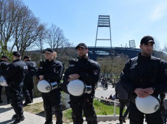 Polizeieinsatz vor dem Weserstadion in Bremen. Foto: Carmen Jaspersen/dpa Polizeieinsatz vor dem Weserstadion in Bremen. Foto: Carmen Jaspersen/dpa