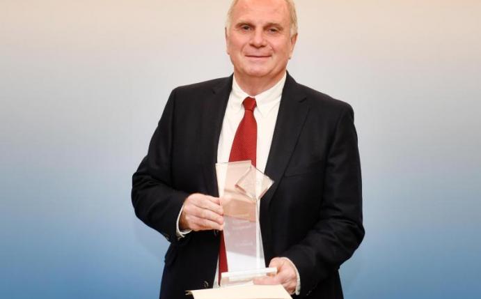 Uli Hoeneß posiert bei der Verleihung des BLSV-Ehrenamtspreises mit dem Sonderpreis für soziales Engagement. Foto: Tobias Hase/dpa
