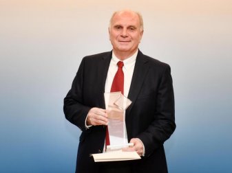 Uli Hoeneß posiert bei der Verleihung des BLSV-Ehrenamtspreises mit dem Sonderpreis für soziales Engagement. Foto: Tobias Hase/dpa Uli Hoeneß posiert bei der Verleihung des BLSV-Ehrenamtspreises mit dem Sonderpreis für soziales Engagement. Foto: Tobias Hase/dpa