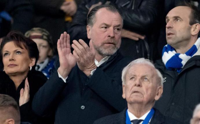 Schalke-Boss Clemens Tönnies freute sich in der Veltins Arena über den Sieg seiner Mannschaft. Foto: Bernd Thissen/dpa