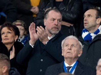 Schalke-Boss Clemens Tönnies freute sich in der Veltins Arena über den Sieg seiner Mannschaft. Foto: Bernd Thissen/dpa Schalke-Boss Clemens Tönnies freute sich in der Veltins Arena über den Sieg seiner Mannschaft. Foto: Bernd Thissen/dpa