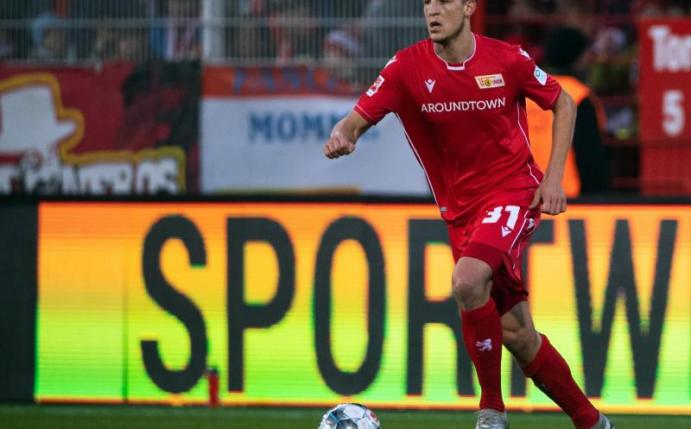 Union Berlins Keven Schlotterbeck hat sich am Knie verletzt. Foto: Soeren Stache/zb/dpa