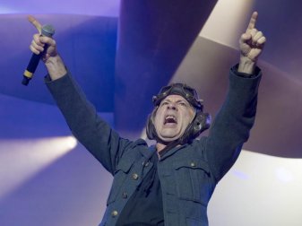 Bruce Dickinson ist der Sänger der Heavy-Metal-Band Iron Maiden. Foto: Peter Kneffel/dpa Bruce Dickinson ist der Sänger der Heavy-Metal-Band Iron Maiden. Foto: Peter Kneffel/dpa