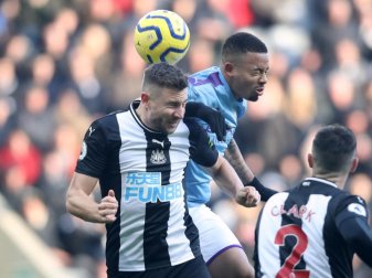 Manchester Citys Gabriel Jesus (r) und Newcastles Federico Fernandez beim Kopfballduell. Foto: Owen Humphreys/PA Wire/dpa Manchester Citys Gabriel Jesus (r) und Newcastles Federico Fernandez beim Kopfballduell. Foto: Owen Humphreys/PA Wire/dpa