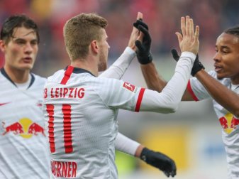Leipzig lag durch ein Tor von Timo Werner (M) nach 26 Minuten schon 3:0 in Front, machte es am Ende aber noch spannend. Foto: Friso Gentsch/dpa Leipzig lag durch ein Tor von Timo Werner (M) nach 26 Minuten schon 3:0 in Front, machte es am Ende aber noch spannend. Foto: Friso Gentsch/dpa