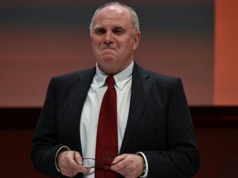 Hoeneß nochmal für große Verdienste geehrt Hoeneß nochmal für große Verdienste geehrt