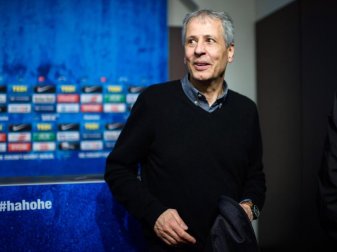 War nach dem Sieg bei Hertha BSC erleichtert: Dortmunds Trainer Lucien Favre. Foto: Gregor Fischer/dpa War nach dem Sieg bei Hertha BSC erleichtert: Dortmunds Trainer Lucien Favre. Foto: Gregor Fischer/dpa