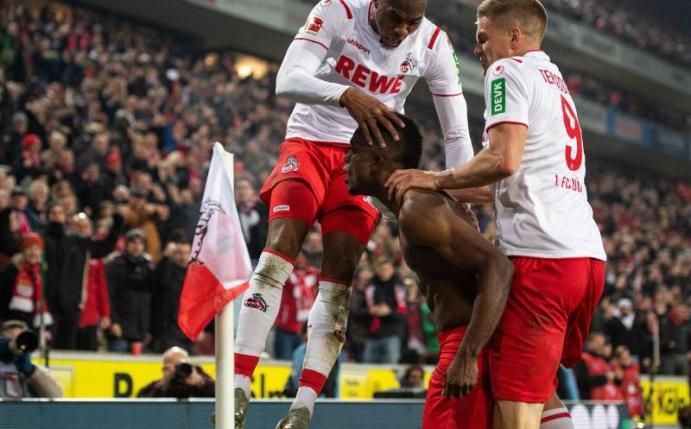 Die Kölner Kingley Ehizibue (l) und Simon Terodde (r) feiern mit Torschütze Jhon Cordoba den Treffer zum 1:1 Ausgleich. Foto: Marius Becker/dpa