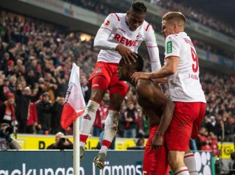 Die Kölner Kingley Ehizibue (l) und Simon Terodde (r) feiern mit Torschütze Jhon Cordoba den Treffer zum 1:1 Ausgleich. Foto: Marius Becker/dpa Die Kölner Kingley Ehizibue (l) und Simon Terodde (r) feiern mit Torschütze Jhon Cordoba den Treffer zum 1:1 Ausgleich. Foto: Marius Becker/dpa