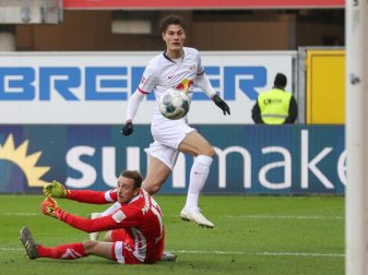 Paderborns Torwart Leopold Zingerle (l) kassiert den Trefer zum 0:1 durch Patrik Schick (r): Leipzig siegt mit 3:2 beim SC. Foto: Friso Gentsch/dpa Paderborns Torwart Leopold Zingerle (l) kassiert den Trefer zum 0:1 durch Patrik Schick (r): Leipzig siegt mit 3:2 beim SC. Foto: Friso Gentsch/dpa