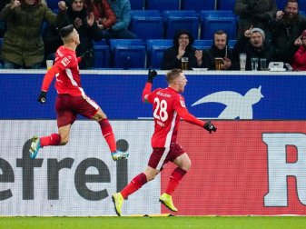 Traf für die Fortuna auch gegen Hoffenheim: Rouwen Hennings (r). Foto: Uwe Anspach/dpa Traf für die Fortuna auch gegen Hoffenheim: Rouwen Hennings (r). Foto: Uwe Anspach/dpa