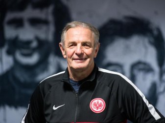 Karl-Heinz «Charly» Körbel steht vor einer Wand mit den Porträts ehemaliger Eintrachtspieler. Foto: Andreas Arnold/dpa Karl-Heinz «Charly» Körbel steht vor einer Wand mit den Porträts ehemaliger Eintrachtspieler. Foto: Andreas Arnold/dpa