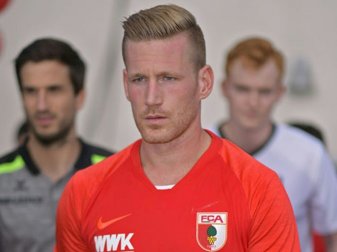 Hahn mit verschossenem Elfmeter und gelber Karte Hahn mit verschossenem Elfmeter und gelber Karte