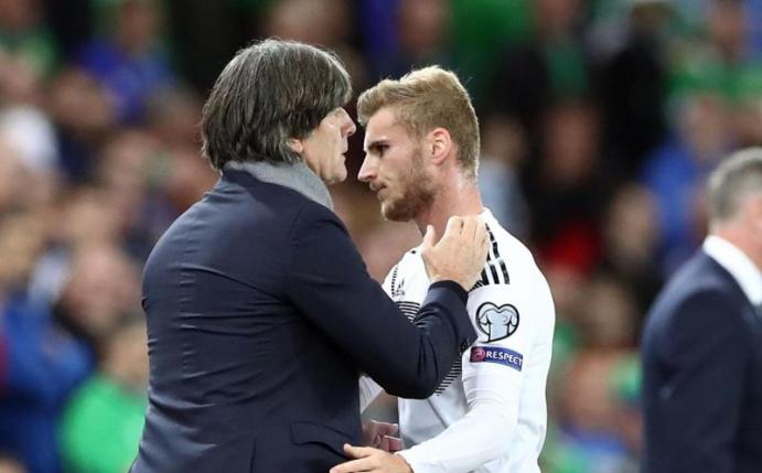 Ist in der Nationalmannschaft gesetzt: Timo Werner (r) bei einer Auswechslung durch Bundestrainer Joachim Löw. Foto: Christian Charisius/dpa