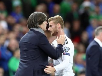 Ist in der Nationalmannschaft gesetzt: Timo Werner (r) bei einer Auswechslung durch Bundestrainer Joachim Löw. Foto: Christian Charisius/dpa Ist in der Nationalmannschaft gesetzt: Timo Werner (r) bei einer Auswechslung durch Bundestrainer Joachim Löw. Foto: Christian Charisius/dpa