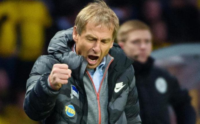Kehrt nach der Niederlage gegen Borussia Dortmund den «positiven Flow» seines Teams heraus: Herthas neuer Trainer Jürgen Klinsmann. Foto: Gregor Fischer/dpa